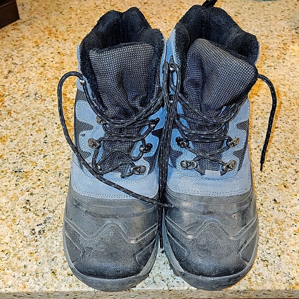 Magellan outdoors men size 10D shoes. Only worn twice. Almost brand new.
